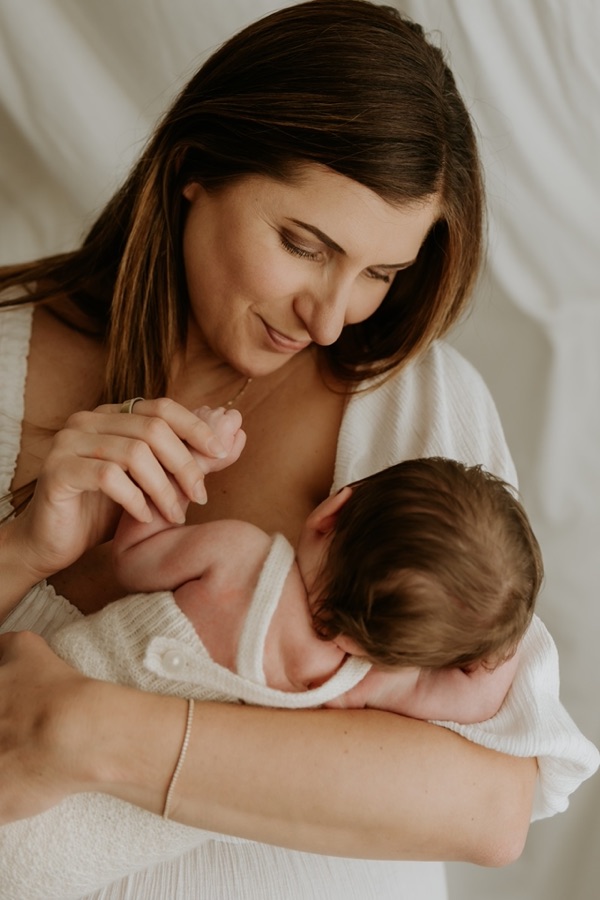 Melissa Withers holding her newborn daughter